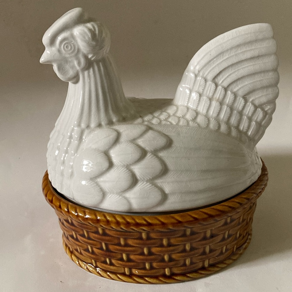 White Hen on Nest cookie jar/ covered dish